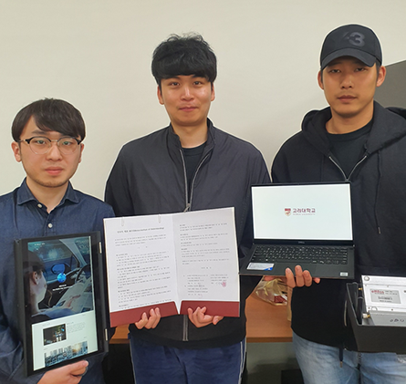 Seunghyun Hwang (M.S. student), Minsu Kwon (M.S. student) and Jaehak Lee (Ph.D student) are posing with MOU agreements.