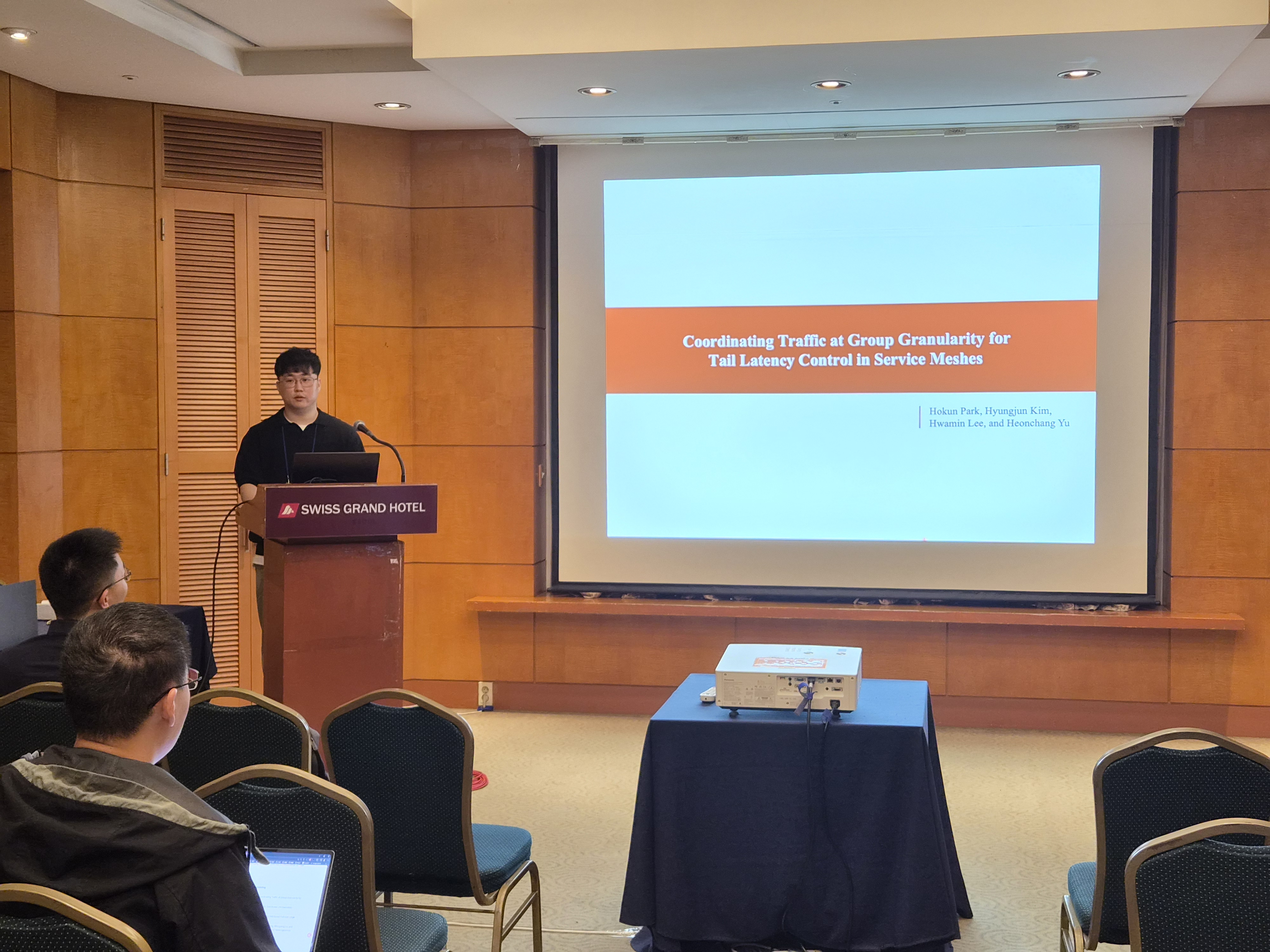 Hokun Park (Ph.D student) is presenting his paper.